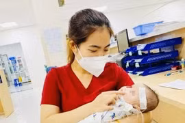 Cấp cứu vì té võng, bé 4 tháng được phát hiện ruột và dạ dày chui lên lồng ngực