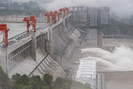 Đê sông Trường Giang vỡ, 9.000 người Trung Quốc buộc phải di tản