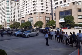 Mua nhà ở xã hội phải 'lót tay' môi giới