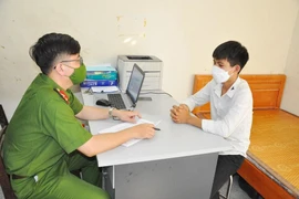 Cơ quan công an làm việc với một đối tượng trong vụ án. Ảnh: Công an tỉnh Hải Dương.