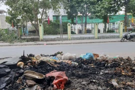 Hà  Nội: Một phường có bốn trường học bị rác “vây hãm”!