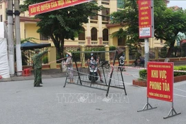 Lực lượng chức năng hướng dẫn người dân không đi ra khỏi khu vực phong tỏa.