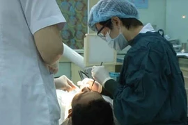 Rụng răng vì thuốc tẩy trắng răng