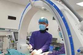  Bơm xi măng sinh học chữa lún xương, gù cột sống