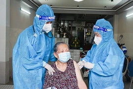 infographic: Thông tin đầy đủ về tiêm vắc xin cho người cao tuổi