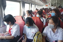 Lên tàu cao tốc thi "văn hay chữ tốt" khiến học sinh thích thú