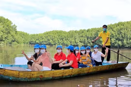Các du khách trải nghiệm đi xuồng tại khu du lịch Dần Xây, Cần Giờ.