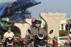 Người dân khốn khổ luồn lách trong khói bụi khi qua đại công trường vành đai 2