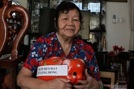 Bà cụ 40 năm nhặt ve chai, nuôi heo đất lo Tết cho người nghèo