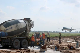 Đang cao điểm hè, vì sao Bộ Giao thông 'lôi' 2 sân bay ra sửa?