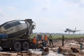 Đang cao điểm hè, vì sao Bộ Giao thông 'lôi' 2 sân bay ra sửa?