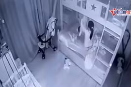 Nữ giúp việc cắm đầu bé 14 tháng xuống đất, cầm chân quay như chong chóng