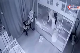 Nữ giúp việc cắm đầu bé 14 tháng xuống đất, cầm chân quay như chong chóng