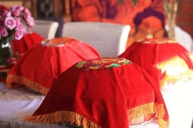 Chê tiền thách cưới ít, mẹ cô dâu hất đổ mâm trầu cau ngày ăn hỏi