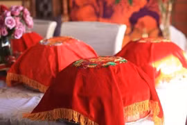 Chê tiền thách cưới ít, mẹ cô dâu hất đổ mâm trầu cau ngày ăn hỏi