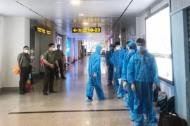 Lực lượng công an đưa 14 người bị trục xuất về nước.