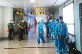 Lực lượng công an đưa 14 người bị trục xuất về nước.