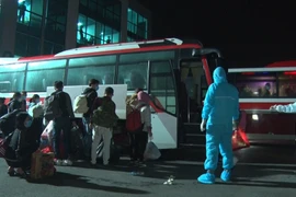 Ảnh: Trắng đêm đưa 500 công nhân ở Chí Linh vào nơi cách ly tập trung