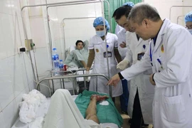 Dùng vạt cơ lưng và da đầu cứu chân bị dập nát toàn bộ