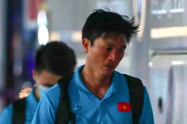 Tuấn Anh buồn bã ra xe trở về khách sạn