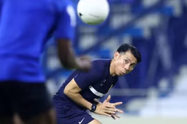 HLV tuyển Malaysia suýt bị sao nhập tịch sút bóng trúng mặt