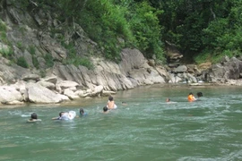 Học sinh tuyệt đối không được chơi đùa gần ao hồ, sông suối trong thời gian nghỉ nghè