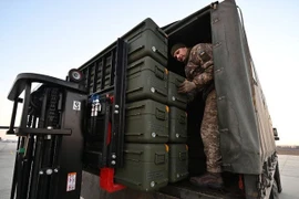 Mỹ và NATO chuyển giao vũ khí trang bị cho Ukraina hàng ngày