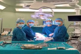 7 tiếng cắt và tạo hình dạ dày, thực quản cho bệnh nhân bị bỏng hóa chất