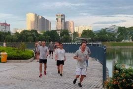 Hà Nội: Nhiều người “quên” đeo khẩu trang nơi công cộng