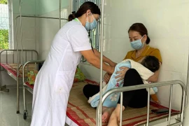 Bé trai đang được y bác sĩ thăm khám