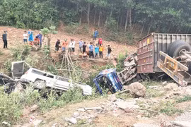 Xe container đâm liên hoàn lúc đổ đèo, nhiều người rơi xuống vực ở Quảng Trị