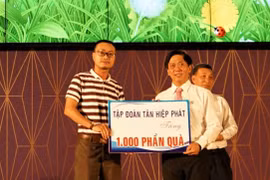 Tân Hiệp Phát trao tặng quà cho trẻ em nghèo dịp Tết Trung thu