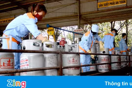 Nhiều người dân TP.HCM khó mua được bình nước và gas