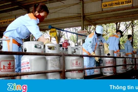 Nhiều người dân TP.HCM khó mua được bình nước và gas