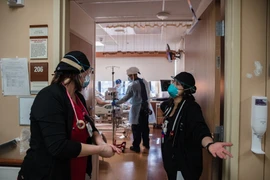 Cả gia đình gốc Việt ở Mỹ mắc Covid-19 sau một bữa tối