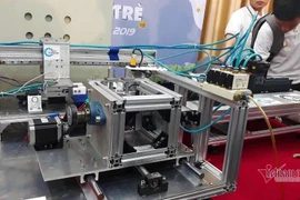 Lấy tơ sen bằng máy