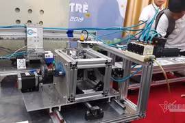 Lấy tơ sen bằng máy