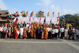 Thiêng liêng khoảnh khắc lễ Phật đản trong lòng đại tượng Phật cao nhất Việt Nam