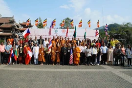 Thiêng liêng khoảnh khắc lễ Phật đản trong lòng đại tượng Phật cao nhất Việt Nam