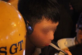 Người đàn ông tự nhận là vụ trưởng, đã uống bia nhưng không chịu đo nồng độ cồn