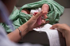 Lấy máu gót chân sàng lọc các bệnh rối loạn chuyển hóa