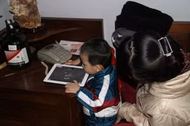 Trẻ mê, “nghiện” công nghệ sẽ dẫn đến những hệ lụy xấu