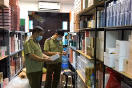 Đột kích shop nước hoa lớn ở Hà Nội, thu giữ vài nghìn chai Dior, Gucci