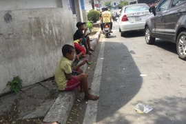 Muôn kiểu "chăn dắt" trẻ em ăn xin trên đường phố
