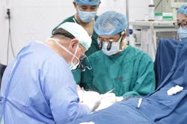 Trẻ đứt rời 4 ngón tay vì nghịch