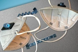 Khẩu trang gắn cảm biến phát hiện lây nhiễm Covid -19 