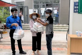 Bếp ăn 0 đồng giúp người dân nghèo tại Hà Nội yên tâm “ở tại chỗ” trong mùa dịch