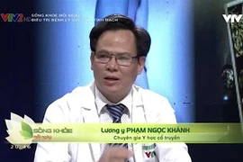 Lương y Phạm Ngọc Khánh thường xuyên chia sẻ kinh nghiệm chữa bệnh trên truyền hình.
