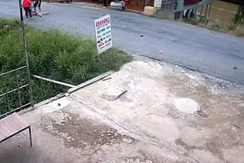 CLIP: Bé gái bị xe máy tông vì băng qua đường như "tia chớp"