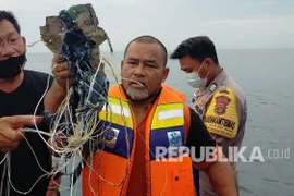 Indonesia xác định máy bay có  62 hành khách và phi hành đoàn rơi xuống biển